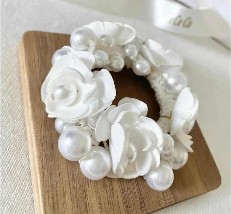 Don't Miss chic shift dressPearl Scrunchie