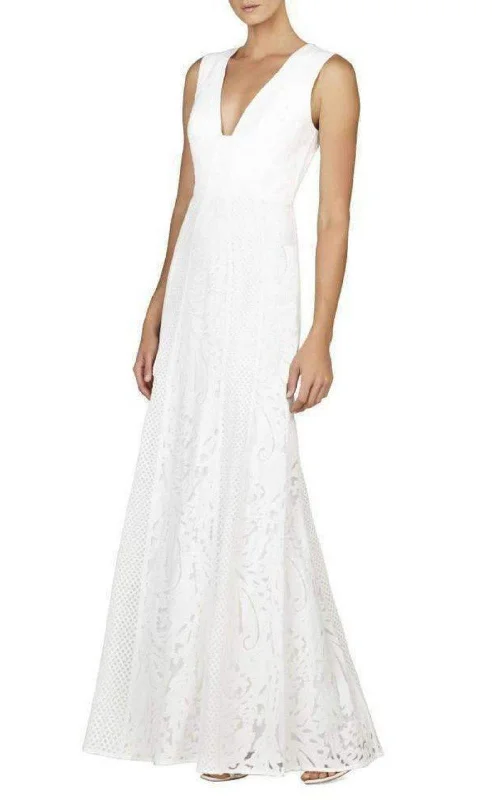 Hurry In elegant dressElisia Sleeveless Lace Blocked Gown Dress