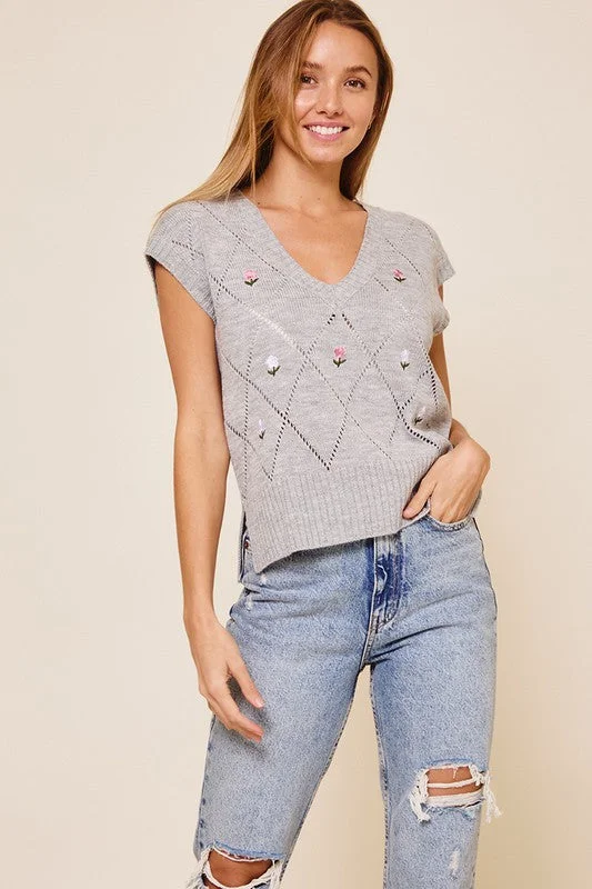 Online Only chic padded coatGREY CABLE KNIT FLORAL SWEATER VEST T10022