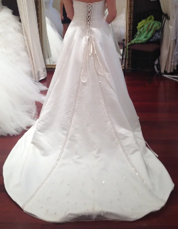 Exclusive Preview Other A shaped wedding dress. The dress includes shoes