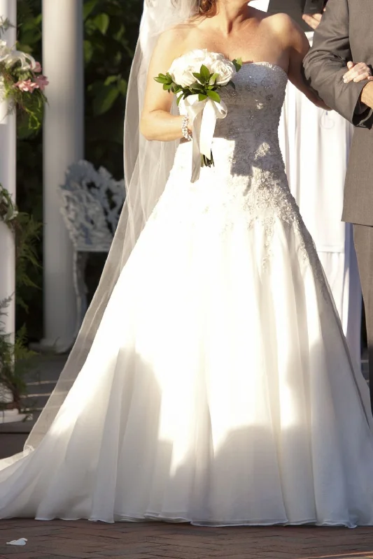 Can't Miss Oleg Cassini Strapless, beaded, lace, organza dress.